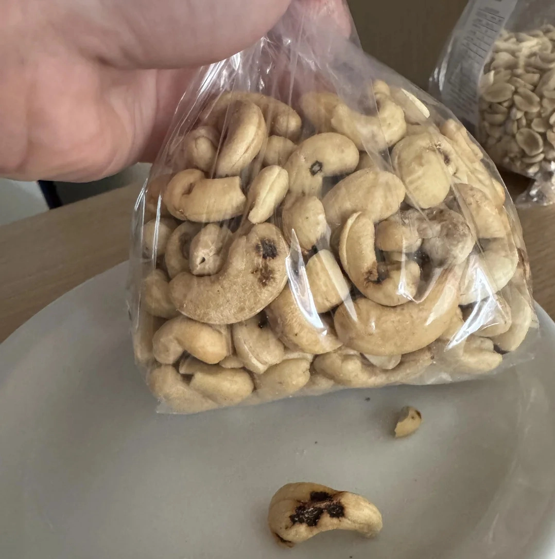 圖片來源：Reddit r/Mold 討論串〈Are these cashews moldy?〉