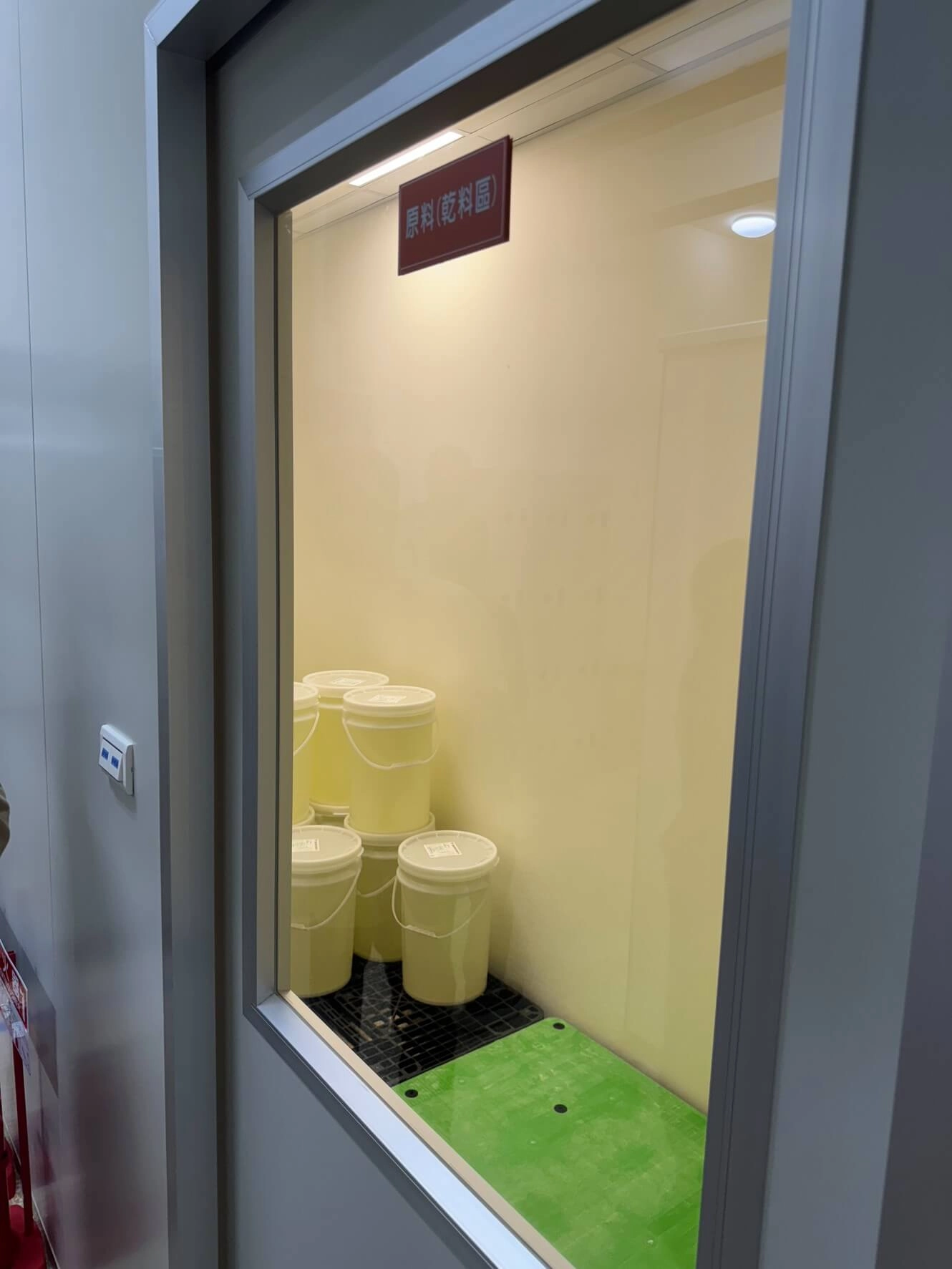 【菓迷】工廠剛進廠的帶殼腰果 ,先放在乾料區等待挑貨。